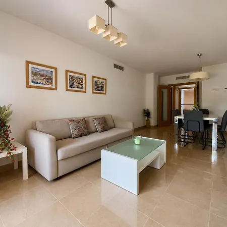 Beautiful 2-bedroom Frontline 埃斯特波纳