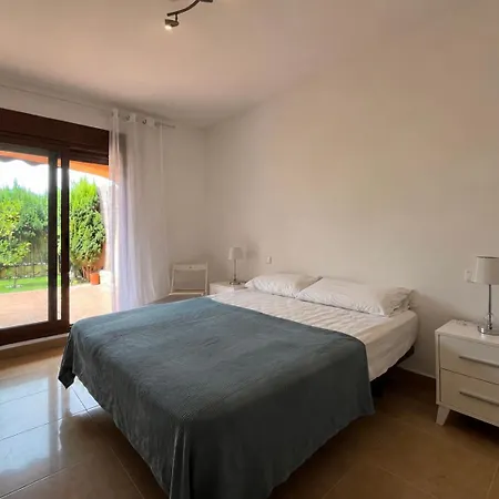 Beautiful 2-bedroom Frontline 公寓