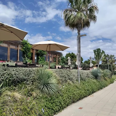 Beautiful 2-bedroom Frontline 公寓