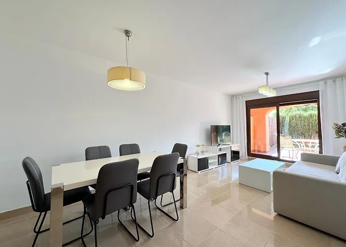 Beautiful 2-bedroom Frontline * 埃斯特波纳