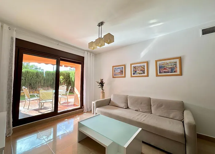 Beautiful 2-bedroom Frontline 公寓